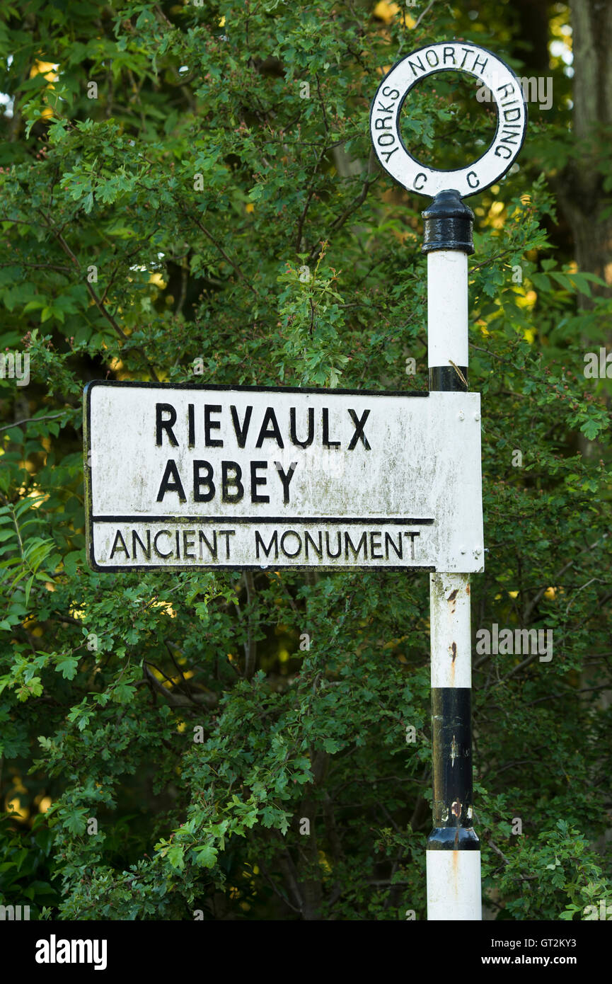 Rievaulx village, North Yorkshire - fonte traditionnelle sign post pointant les visiteurs de l'abbaye, dans la bonne direction. Banque D'Images