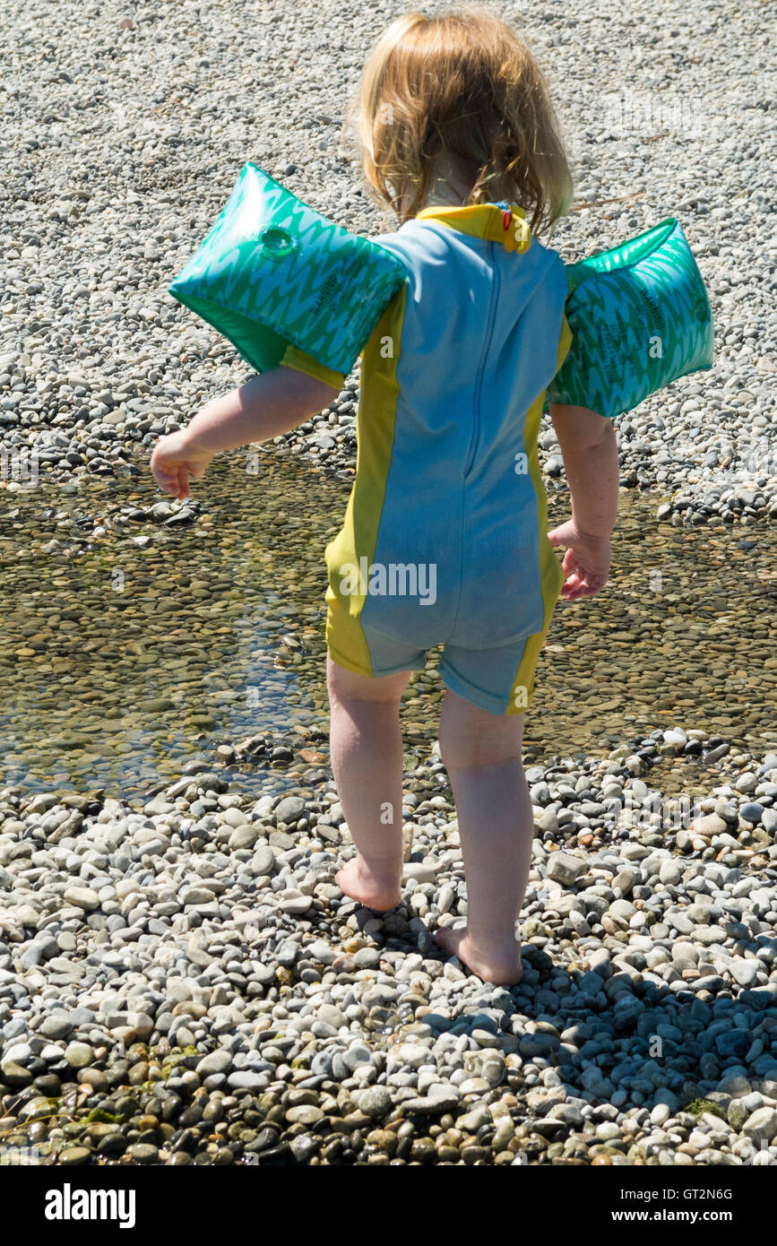 Deux 2 ans, fille enfant bébé / enfant marche marche marche avec les pieds  nus sur les cailloux galets / / / pierre pierres sur la plage. France Photo  Stock - Alamy