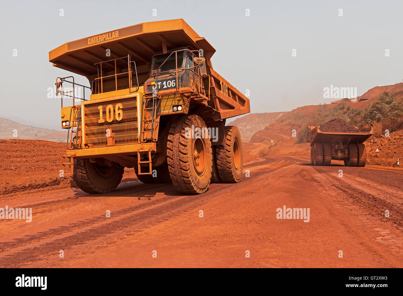 Opération minière pour le transport et la gestion de minerai de fer. Dump de camions de transport sur route de la mine et de fosse. Quand il est chargé de retourner au corps minéralisé avec concasseur Banque D'Images