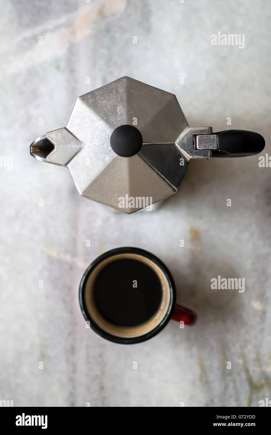 Vue de dessus de la tasse de café espresso et de pot sur la table Banque D'Images