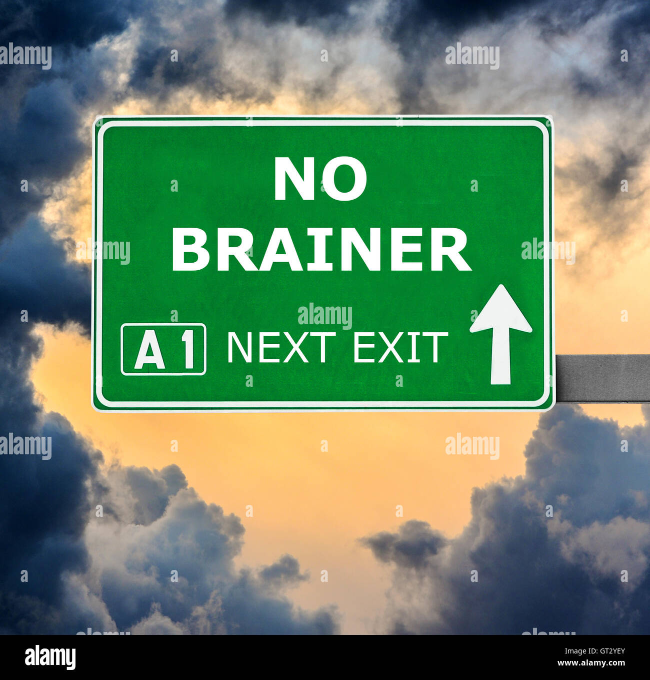 Aucun BRAINER road sign against clear blue sky Banque D'Images