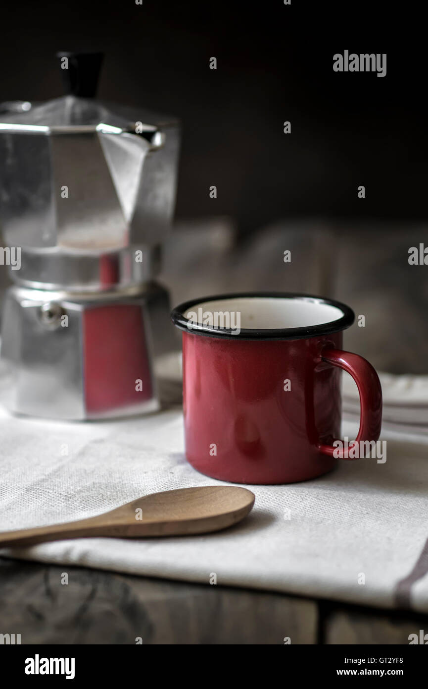 Pot esspresso et tasse de café rouge sur la table , close up Banque D'Images