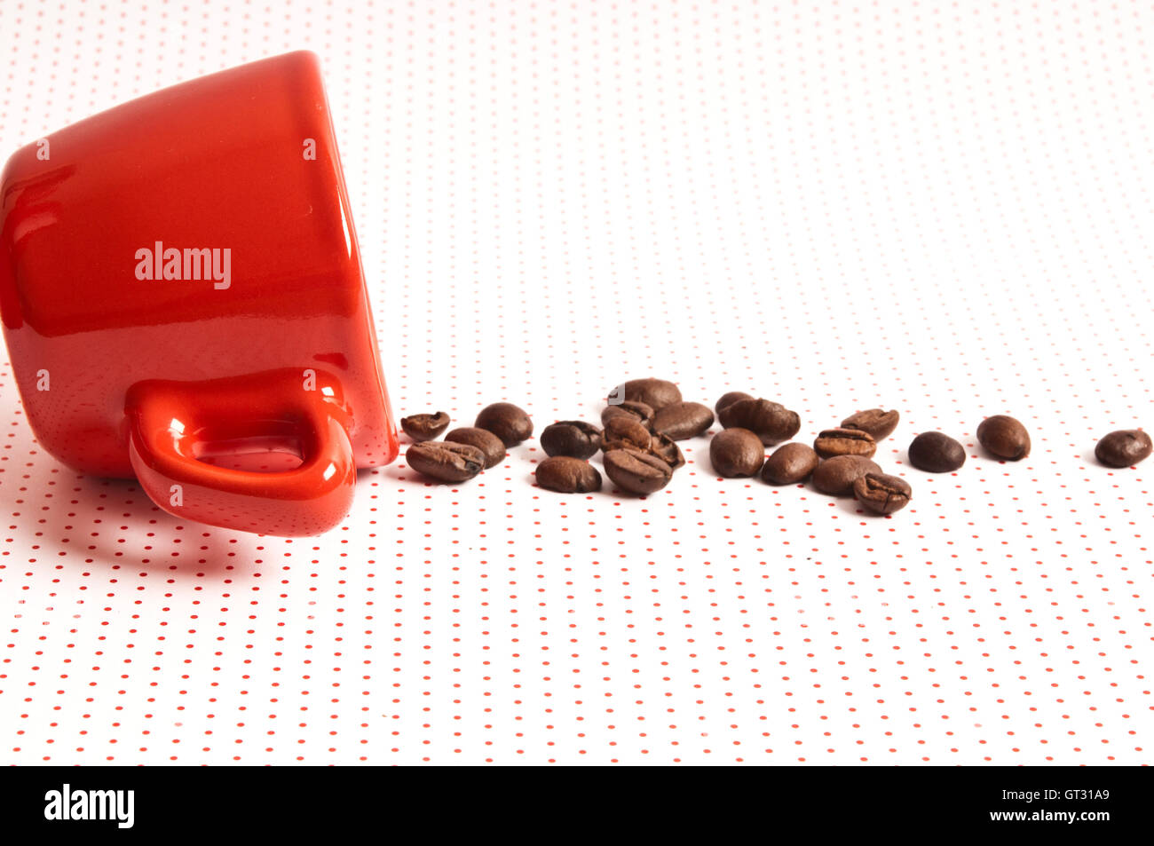 Tasse rouge pour machine à café expresso et le café renversé et dispersés, concept café Banque D'Images