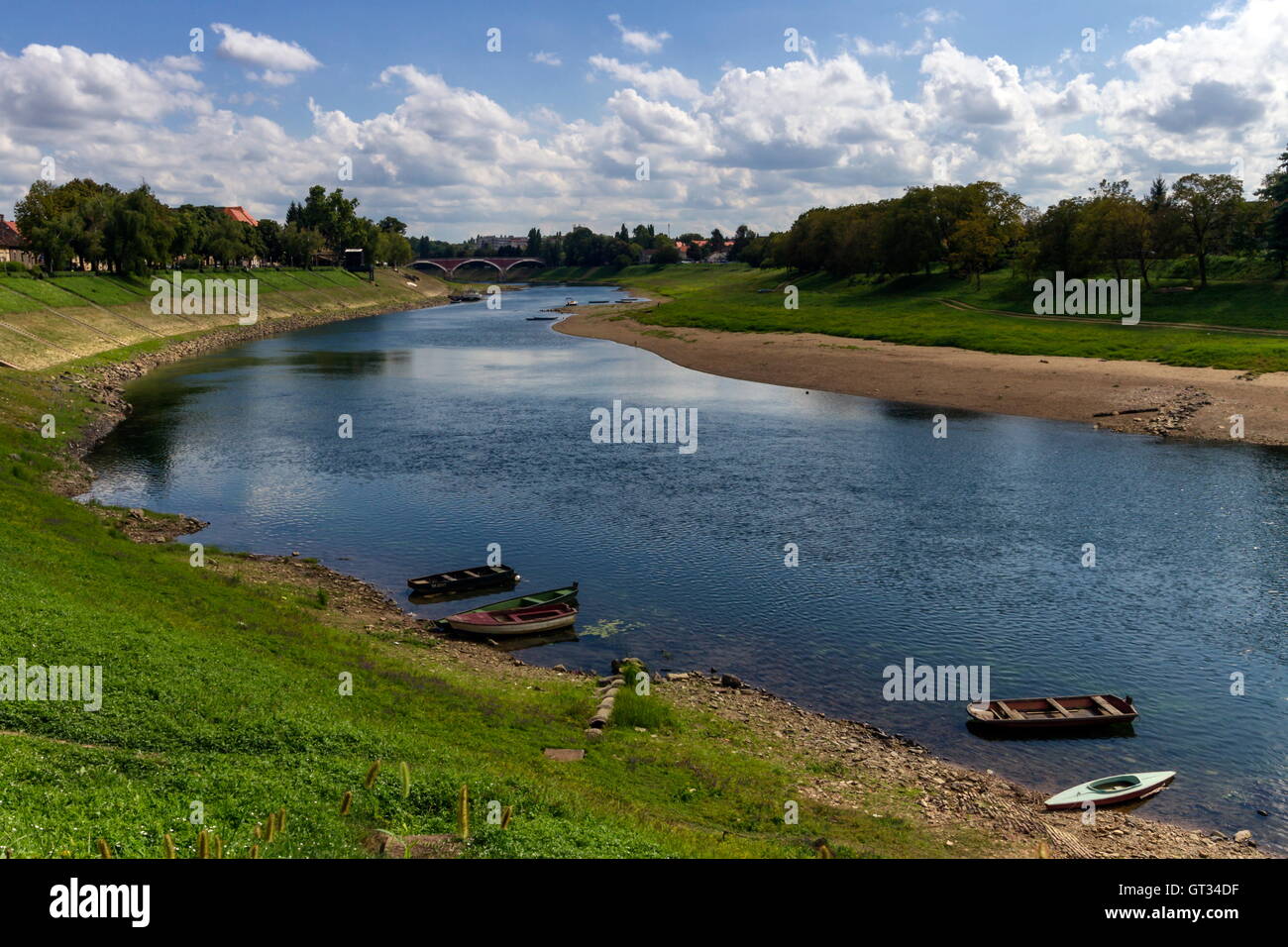 River et de la Kupa vieux brodge à Sisak par jour, Croatie Banque D'Images