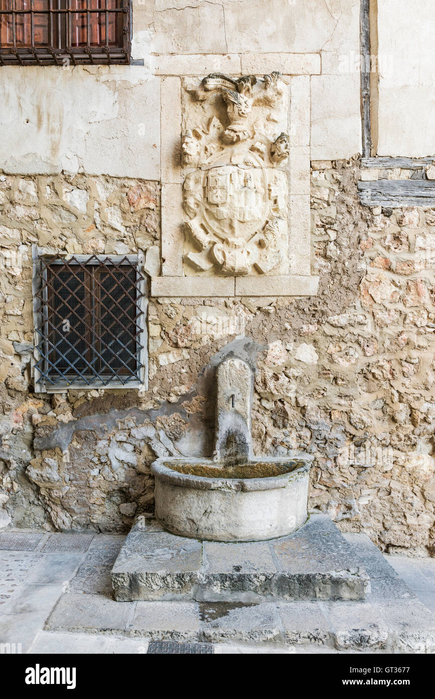 Vieux manteau d'armes au-dessus d'une fontaine à eau à Cuenca, Castilla La Mancha, Espagne Banque D'Images