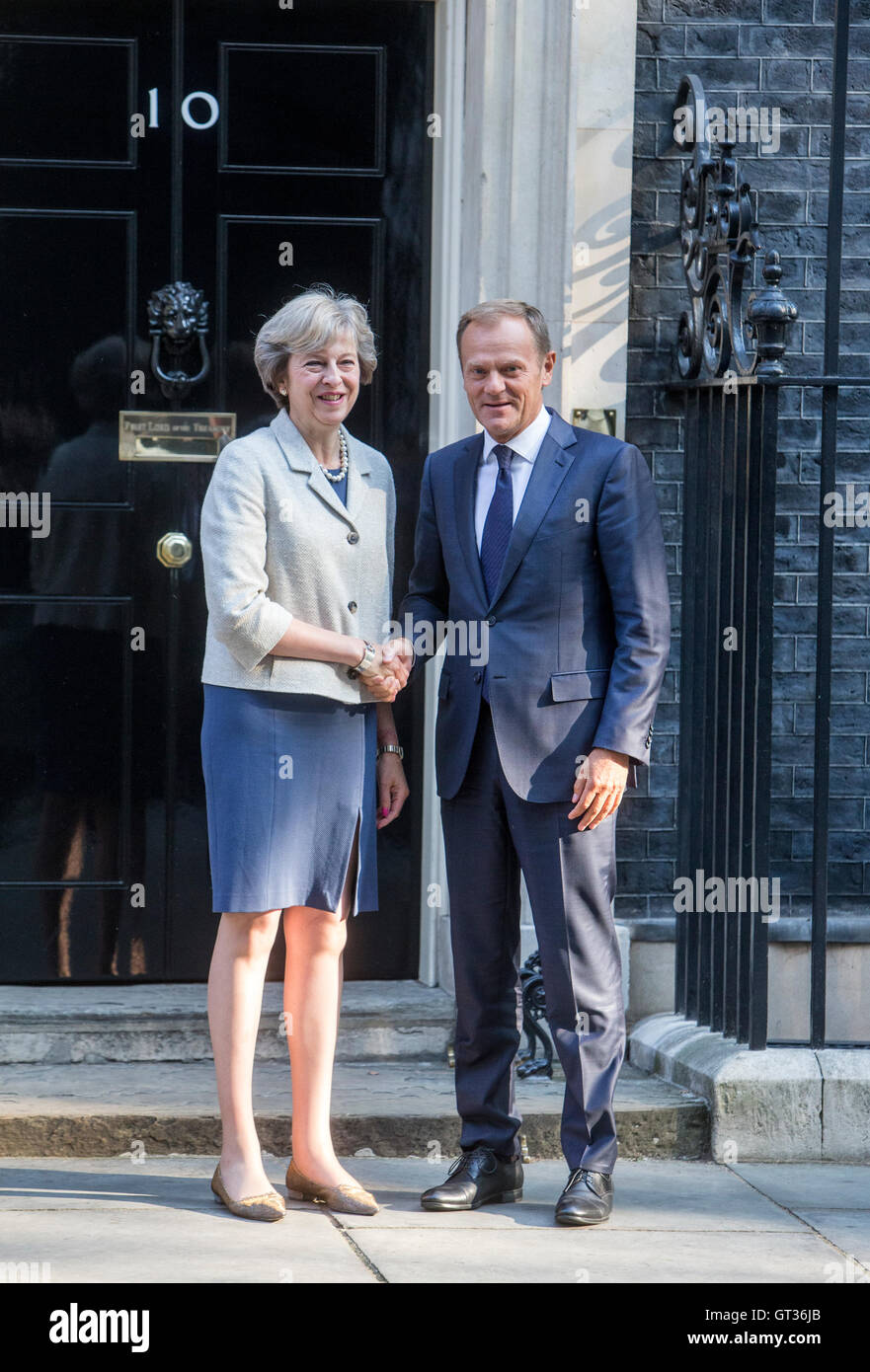 Le Premier ministre britannique Theresa May (L) se félicite que le président du Conseil européen, Donald Tusk au 10 Downing Street à Londres Banque D'Images