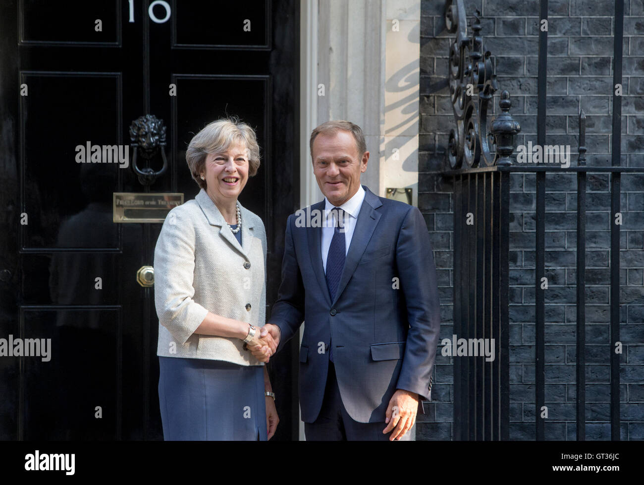 Le Premier ministre britannique Theresa May (L) se félicite que le président du Conseil européen, Donald Tusk au 10 Downing Street à Londres Banque D'Images