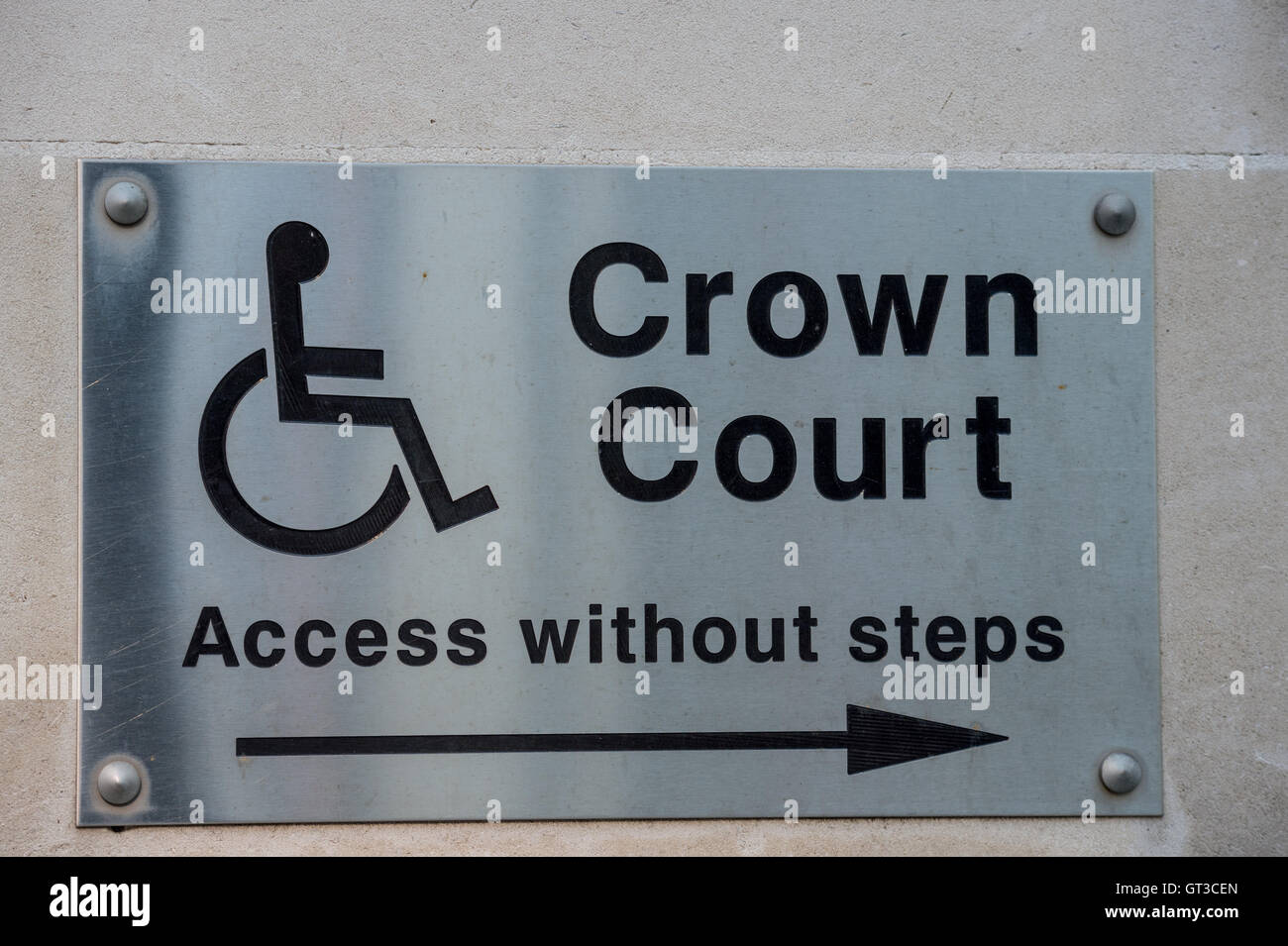 L'accès handicapé pour signer l'entrée avant de Manchester Crown Court Banque D'Images