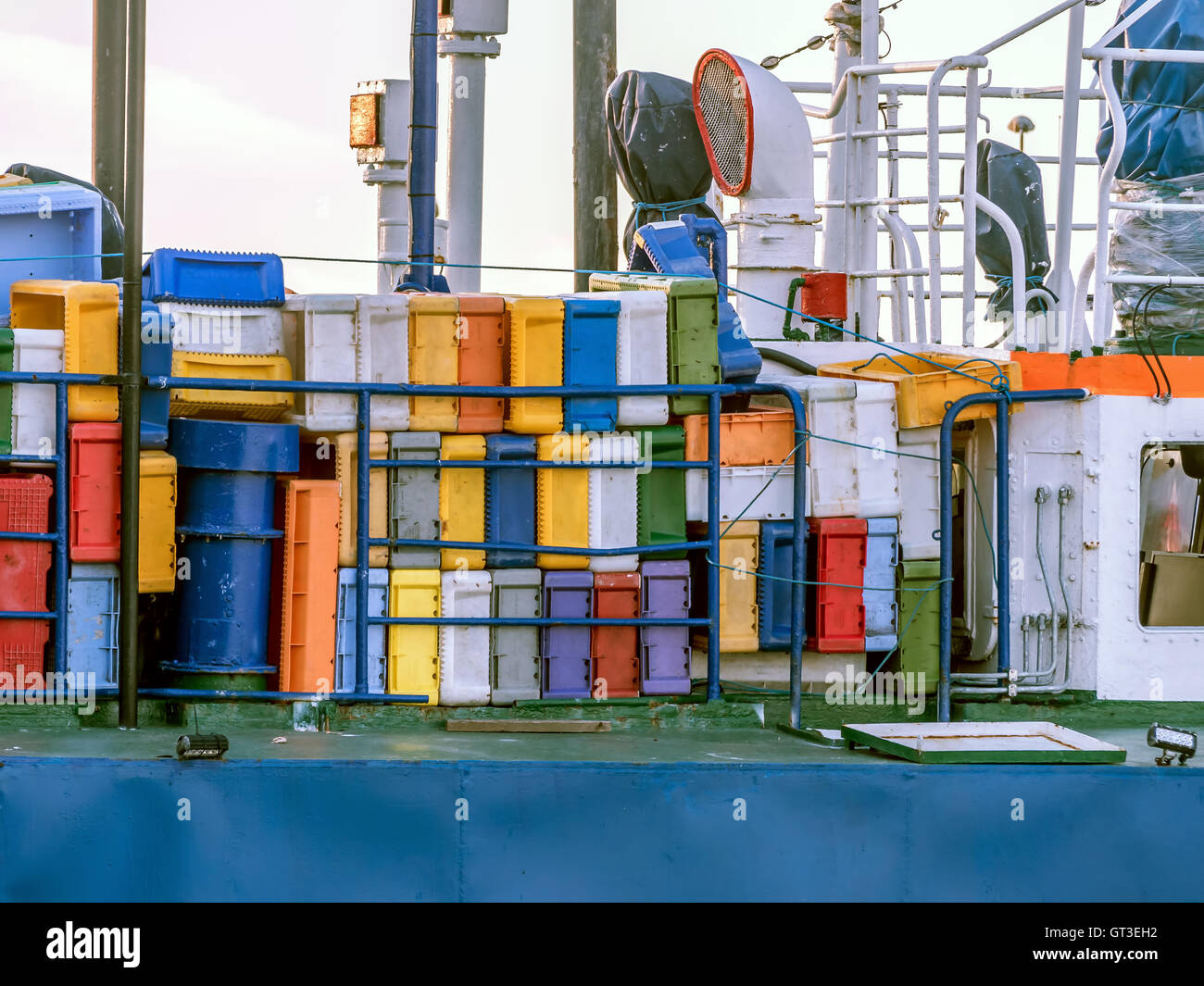 Bateau de pêche chargé avec des poissons colorés boxes Banque D'Images