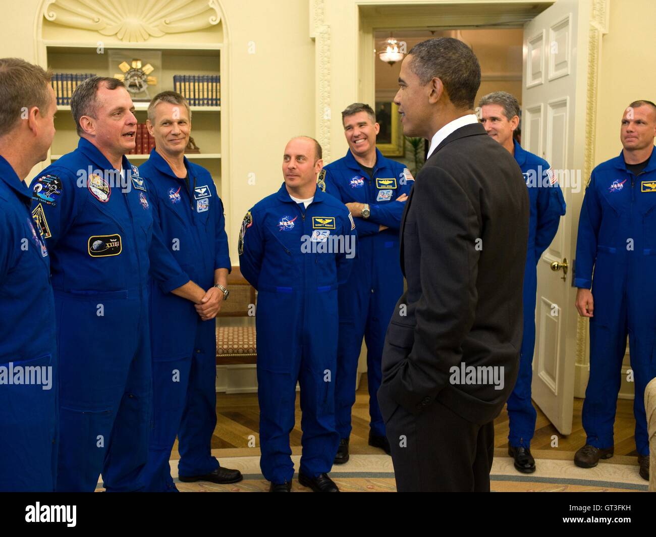 Président américain Barack Obama salue la navette spatiale Atlantis STS-132 crew dans le bureau ovale de la Maison Blanche le 26 juillet 2010 à Washington, DC. De gauche à droite, le commandant de la mission STS-132 Ken Ham ; Expedition 22/23 Mécanicien de T.J. Creamer, spécialistes de mission STS-132 Piers Sellers, Garret Reisman, Steve Bowen et spécialiste de mission STS-132 ; Michael bon ; STS-132 Pilot Tony Antonelli. Banque D'Images