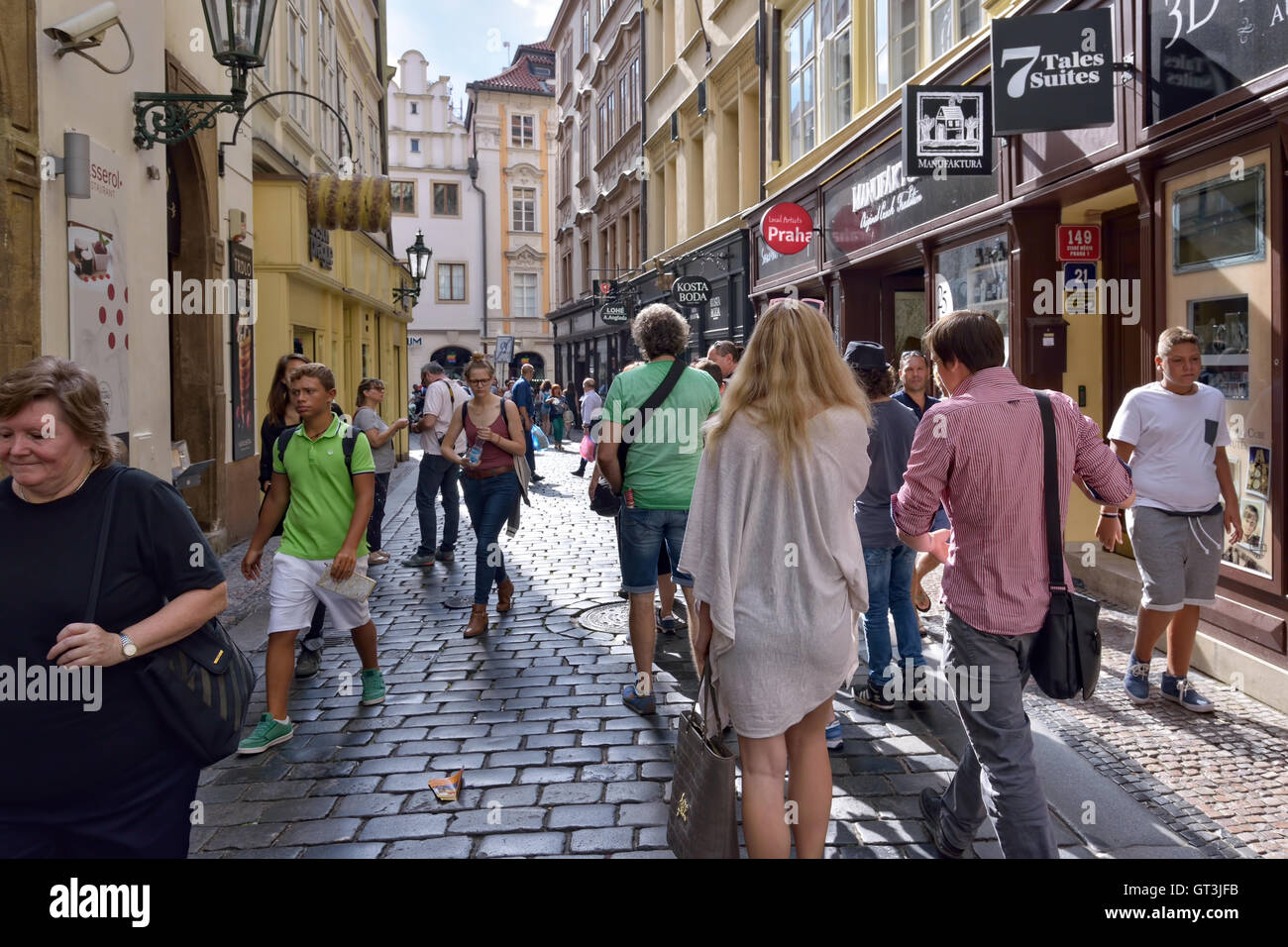 Les touristes à pied par la rue étroite dans le centre historique de Prague, République tchèque, le 15 août 2016 Banque D'Images