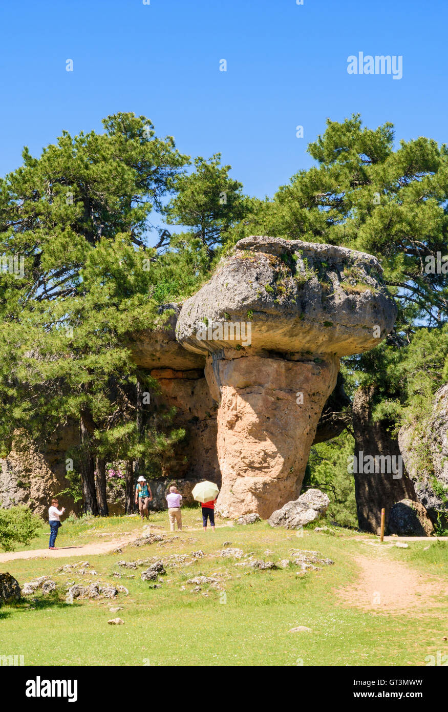 Les touristes à la découverte des rochers façonnés par l'érosion dans la Ciudad Encantada près de Cuenca, Espagne Banque D'Images