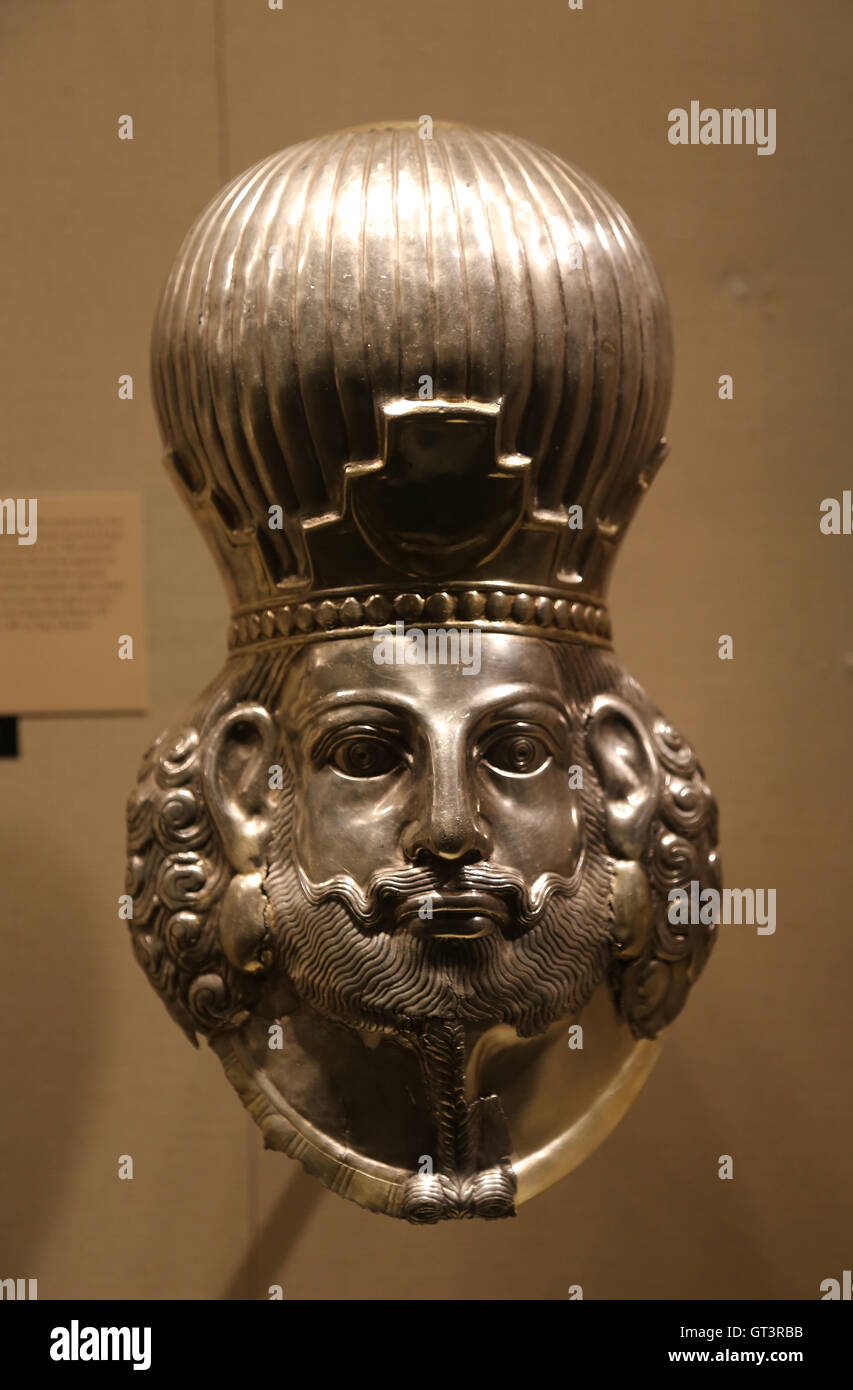 Tête d'un roi. L'argent, dorure au mercure. L'Iran. Période sassanide. Portrait Royal. 4ème siècle après J.-C. Banque D'Images