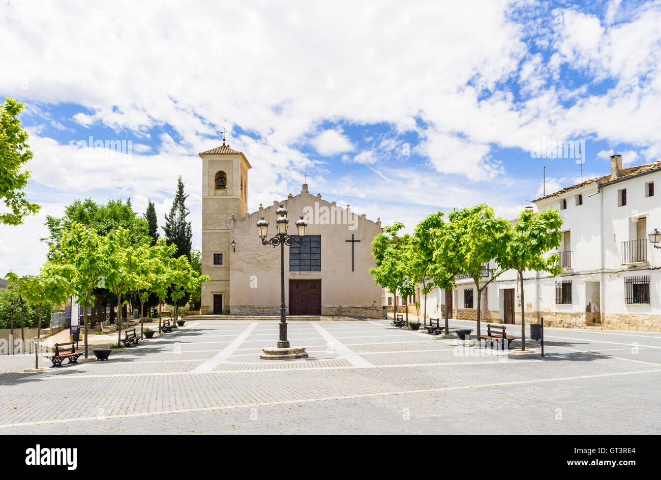 L'Eglise de Santa Maria rénové dans la jolie Plaza de Pelayo Quintero, Ucles, Espagne Banque D'Images