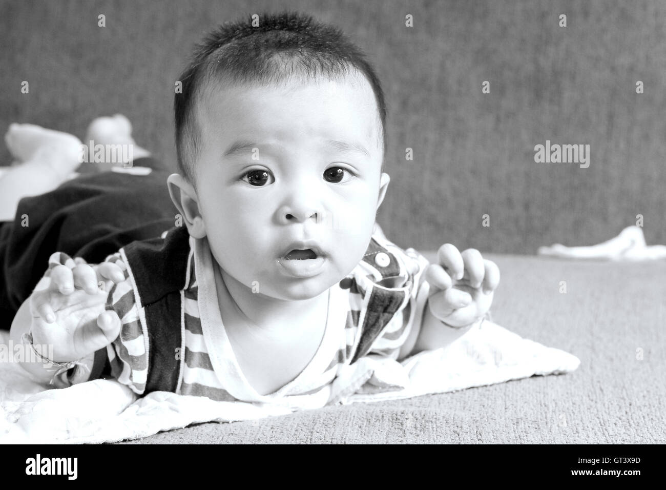 Little baby boy,portrait de l'adorable sourire curieux baby boy close up Banque D'Images