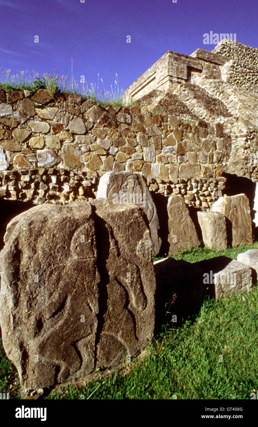 Danzantes mur dans le temple de l'Danzantes à Monte Albán. Galerie photos des danseurs, des pierres de secours avec bas-reliefs figuratifs, de bas-reliefs, site archéologique de Monte Alban, à Oaxaca Banque D'Images