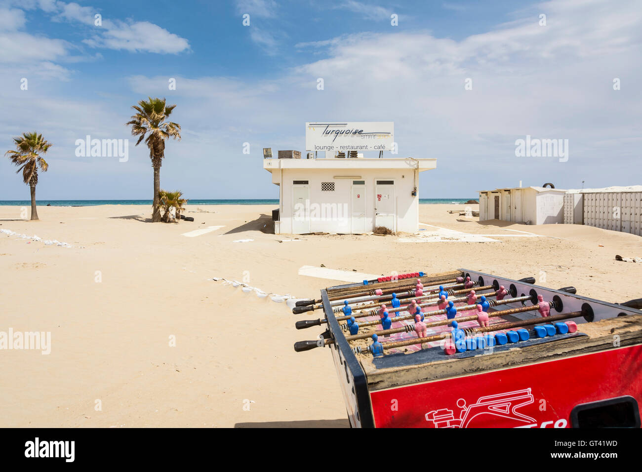 Italy-April,Rimini 17,2015:une table solitaire au football sur la plage dans Rimini-Italy au cours d'une journée ensoleillée. Banque D'Images