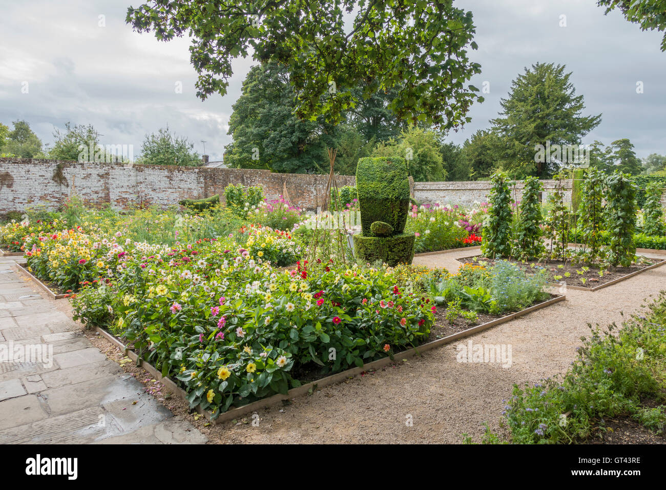 Jardin de fleurs et de légumes fortifiée Manoir Avebury Wiltshire Banque D'Images