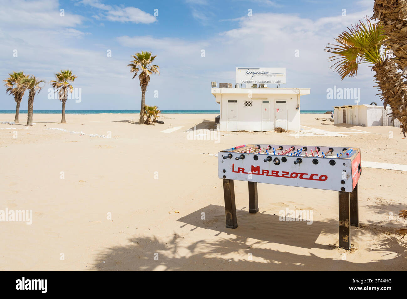 Italy-April,Rimini 17,2015:une table solitaire au football sur la plage dans Rimini-Italy au cours d'une journée ensoleillée. Banque D'Images