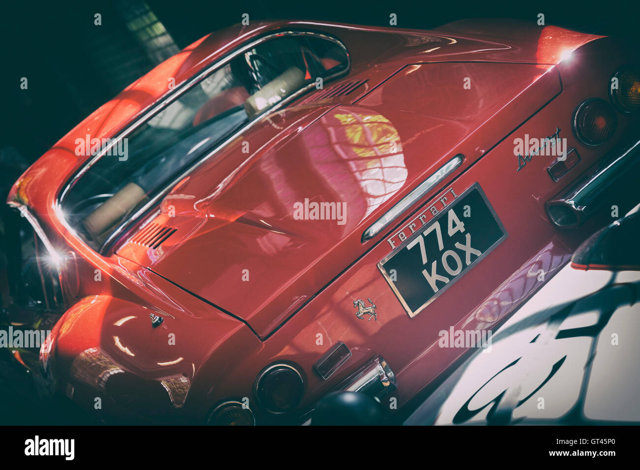 Ferrari Dino voiture classique dans un atelier à Bicester Heritage Centre. L'Oxfordshire, Angleterre. Vintage filtre appliqué Banque D'Images