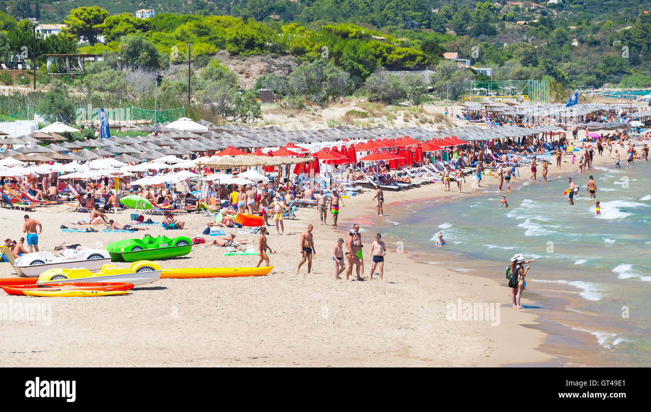 Zakynthos, Grèce - 15 août 2016 : les touristes en appui sur Banana Beach. L'un des plus célèbre station balnéaire de l'île grecque Zakynthos. Banque D'Images
