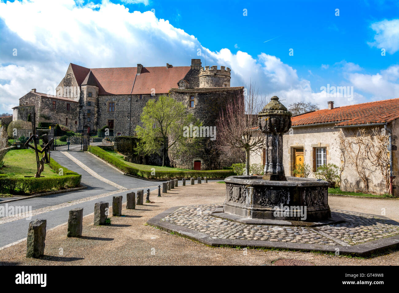 ch-teau-de-saint-saturnin-et-sa-fontaine-puy-de-dome-auvergne-france