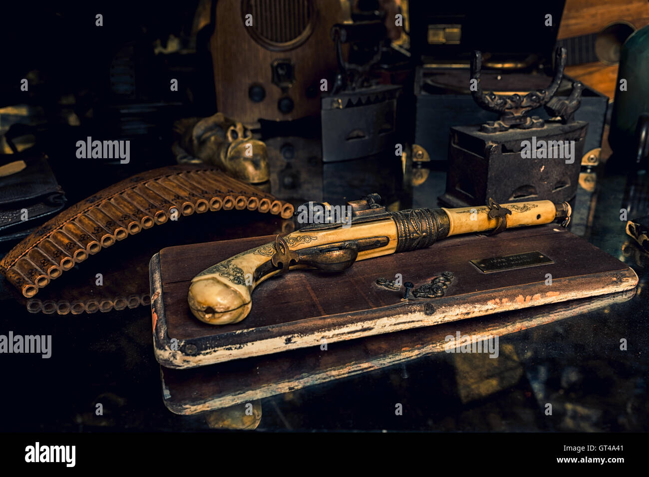 Pistolet d'ivoire avec un décor grunge Banque D'Images