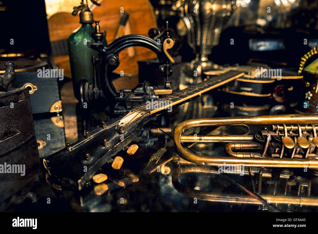 Collection d'instruments anciens avec un décor grunge Banque D'Images