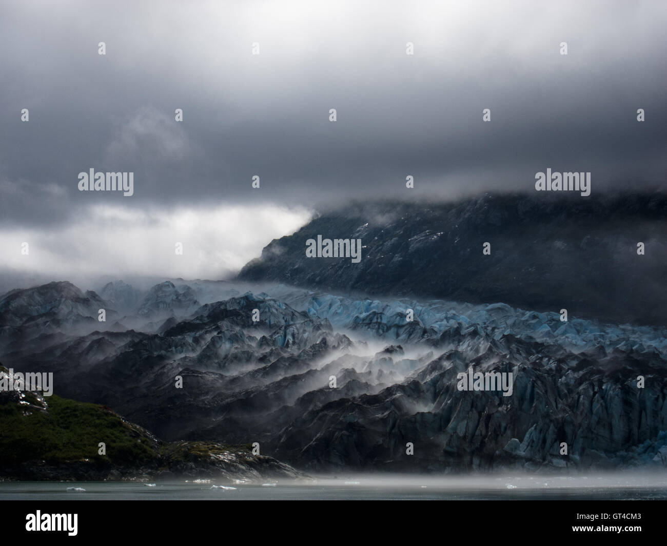 Moody lumière sur Lamplugh Glacier dans le Parc National de Glacier Bay, Alaska Banque D'Images