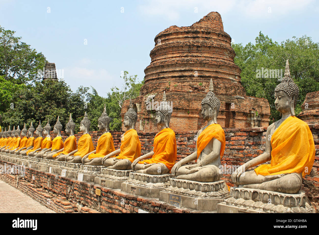 Statues de Bouddha alignés avec bandes orange à Ayutthaya, Thaïlande Banque D'Images