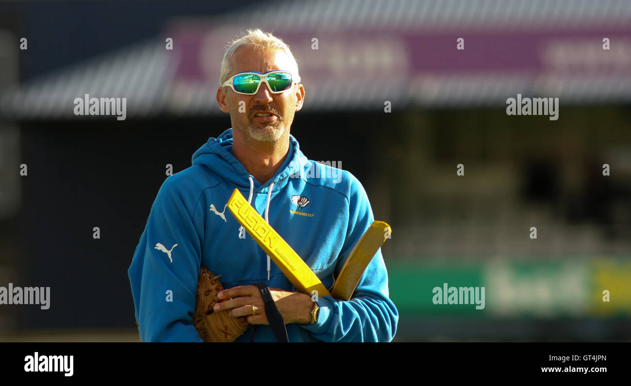 Leeds, UK. 05Th Sep 2016. Headingley Carnegie Stadium, Leeds, Royaume-Uni. Jeudi 8 septembre 2016. Jason Gillespie (XI) de l'entraîneur d'abord Yorkshire CCC au cours de la troisième journée du Championnat de Specsavers County un match entre le Yorkshire et de Durham à Headingley Carnegie Stadium. Crédit : Stephen Gaunt/Alamy Live News Banque D'Images