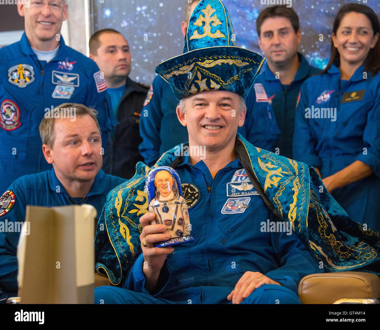 L'expédition 48 de la Station spatiale internationale L'astronaute de la NASA Jeff Williams détient doué Poupée Matriochka à cérémonie d'accueil et conférence de presse à l'aéroport de Karaganda au Kazakhstan après l'atterrissage du Soyouz TMA-20M, 7 septembre 2016. Banque D'Images