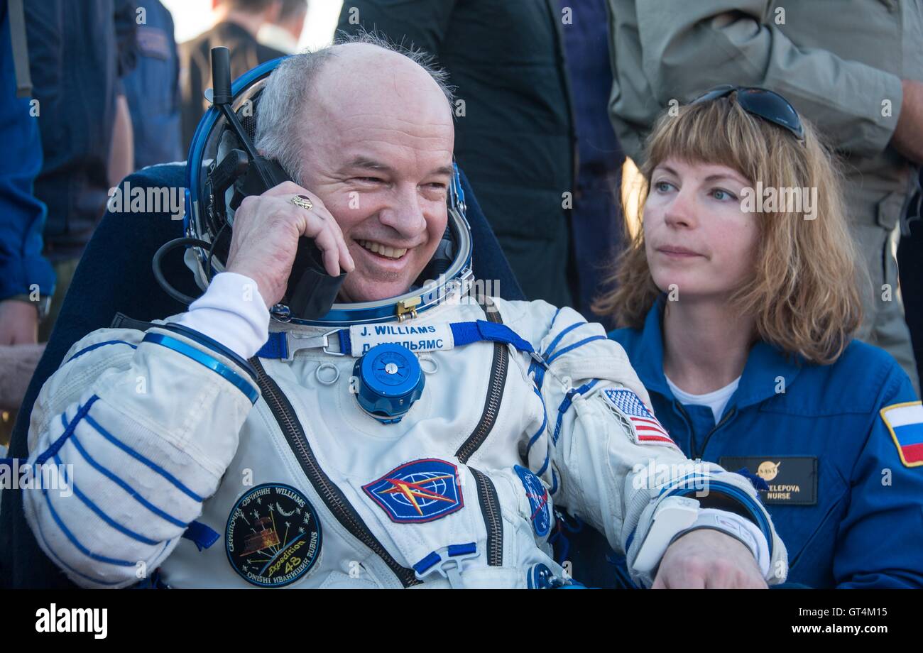 L'astronaute de la NASA Jeff Williams se repose dans une chaise et les pourparlers sur un téléphone satellite à l'extérieur du vaisseau Soyouz TMA-20M quelques instants après lui et Station Spatiale Internationale Expédition 48 équipage a atterri le 7 septembre 2016 près de Zhezkazgan, au Kazakhstan. Banque D'Images
