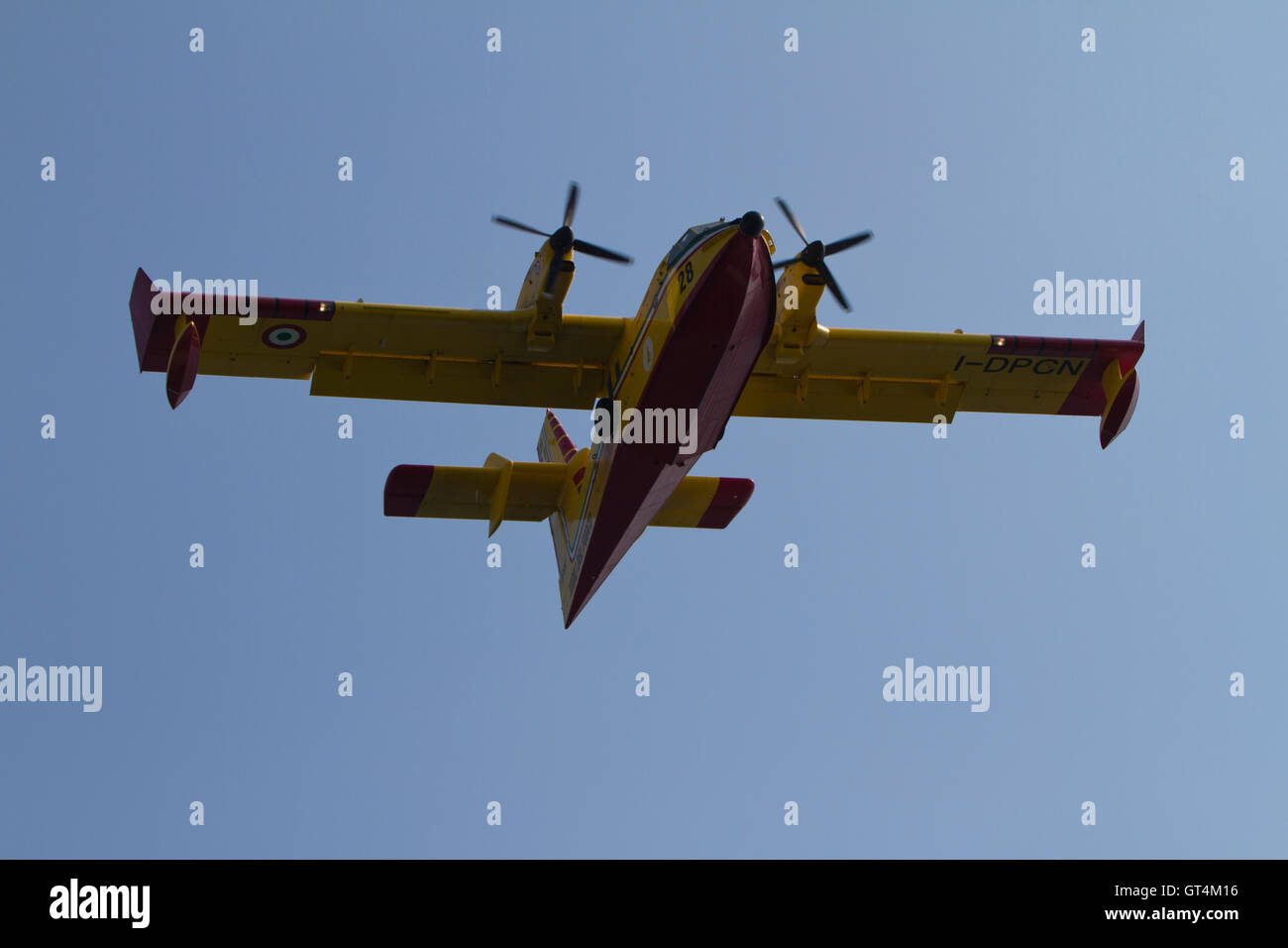 Imperia, Italie. Le 8 septembre 2016. Un avion bombardier d'eau Canadair de Bombardier (415) plus de flyes Imperia (Italie) au cours d'une opération de lutte contre l'antenne Banque D'Images