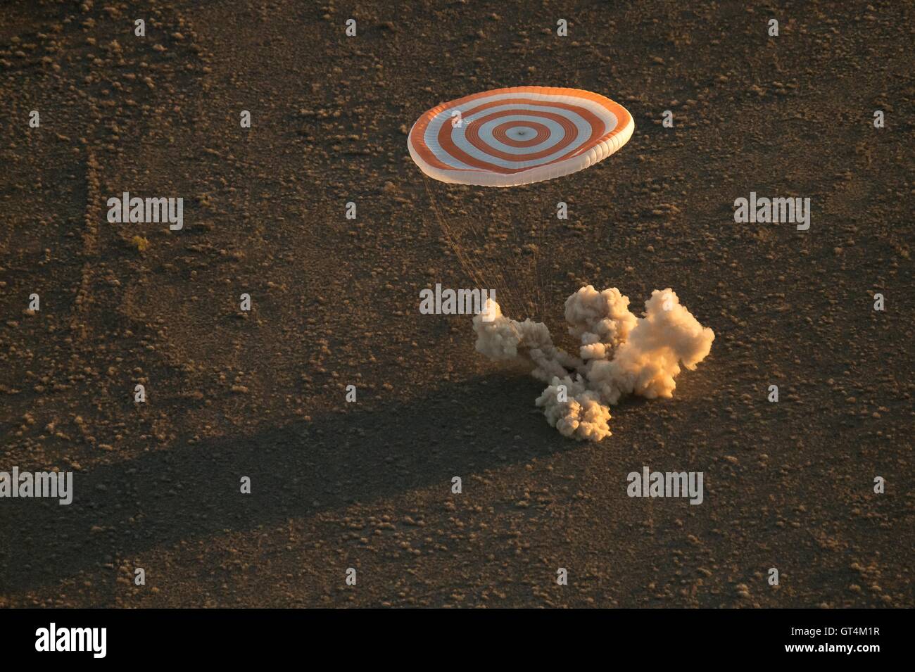 L'équipage de la Station spatiale internationale 48 l'expédition touche le sol à bord du Soyouz TMA-20M russe à une zone d'atterrissage à distance 7 septembre 2016 près de Zhezkazgan, au Kazakhstan. À bord de l'engin spatial sont l'astronaute américain Jeff Williams, et cosmonautes russes Alexey Ovchinin Skripochk, et Oleg de retour de 172 jours dans l'espace. Banque D'Images