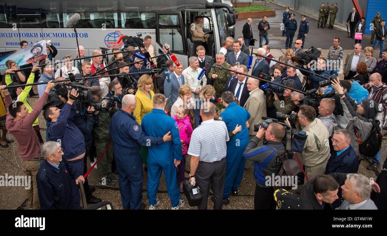 Les fonctionnaires, les médias et la famille se réunissent pour Bienvenue accueil Station Spatiale Internationale Expédition 48 cosmonautes russes Alexey Ovchinin et Oleg Skripochka de Roscosmos à l'aéroport de Chkalovsky à la Cité des étoiles, en Russie plusieurs heures l'atterrissage du Soyouz TMA-20M, 7 septembre 2016. Banque D'Images