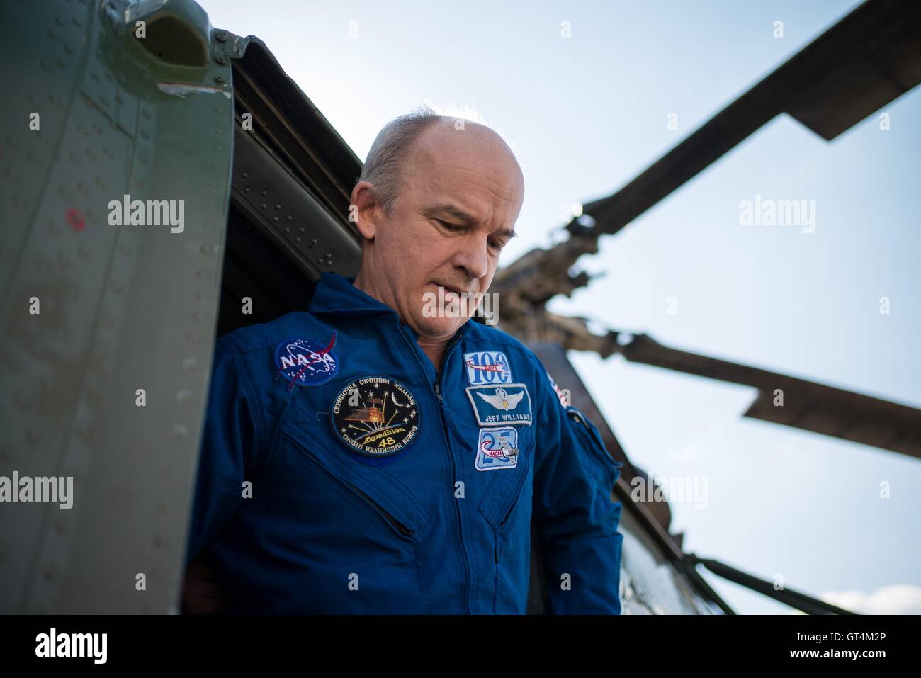 L'astronaute de la NASA Jeff Williams arrive à l'aéroport de Karaganda au Kazakhstan après l'aéroport, avec l'expédition 48 de la Station spatiale internationale, l'équipage a atterri la capsule Soyouz TMA-20M 7 septembre 2016 après 172 jours dans l'espace. Banque D'Images