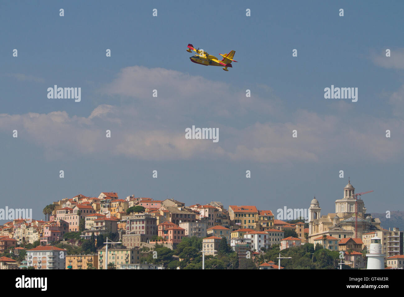Imperia, Italie. Le 8 septembre 2016. Un avion bombardier d'eau Canadair de Bombardier (415) plus de flyes Imperia (Italie) au cours d'une opération de lutte contre l'antenne Banque D'Images