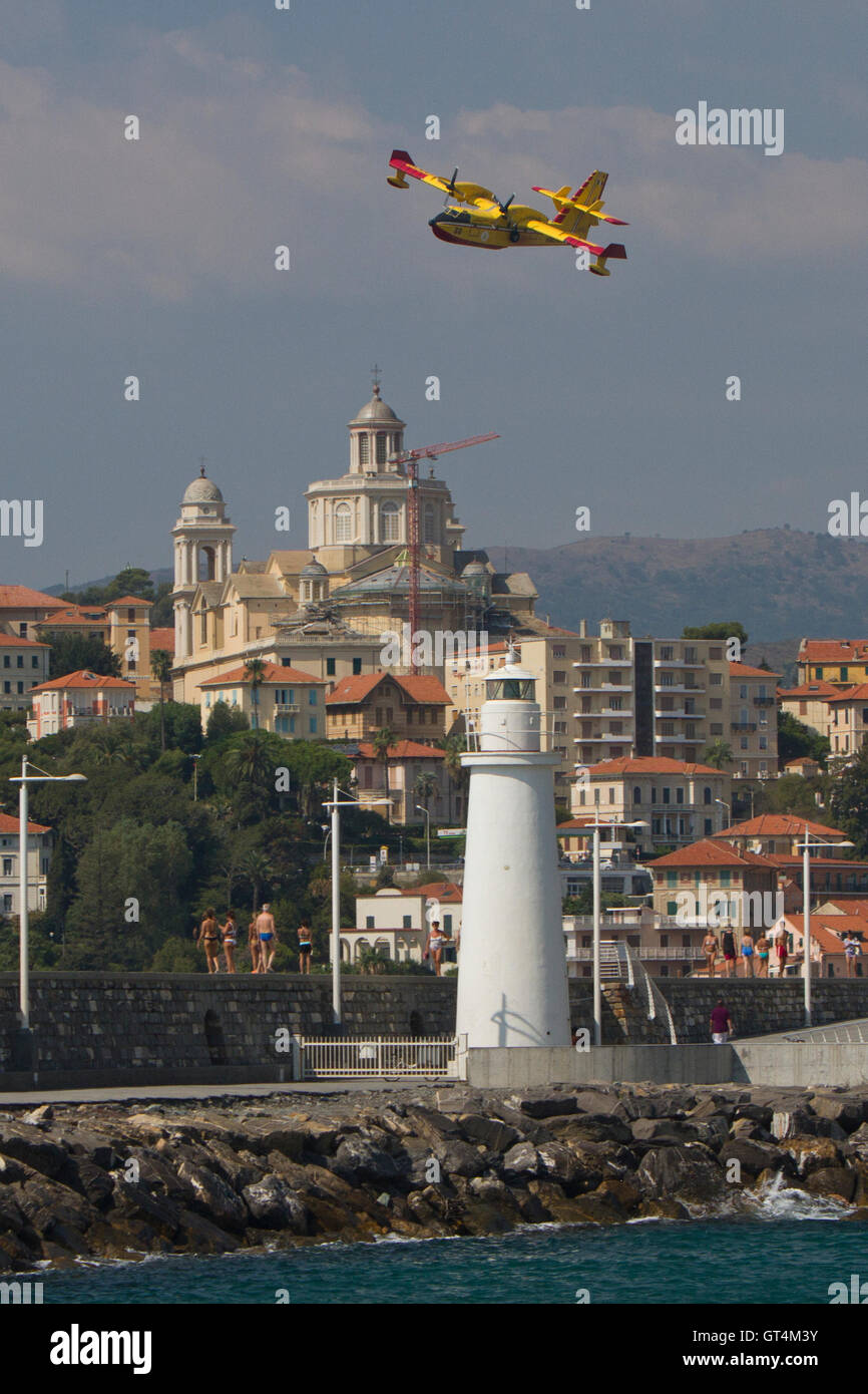 Imperia, Italie. Le 8 septembre 2016. Un avion bombardier d'eau Canadair de Bombardier (415) plus de flyes Imperia (Italie) au cours d'une opération de lutte contre l'antenne Banque D'Images