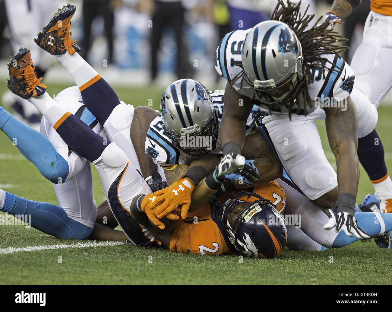 Denver, Colorado, États-Unis. Sep 8, 2016. Le JUGE EN CHEF RB07 ANDERSON, bas, reçoit un coup dur après une dure course avec Panthers S KURT COLEMAN, haut, et DE RYAN DELAIRE, droite, pendant le 1er. La moitié à Sports Authority Field at Mile High jeudi soir. Les Broncos battre les Panthers 21-20. Credit : Hector Acevedo/ZUMA/Alamy Fil Live News Banque D'Images