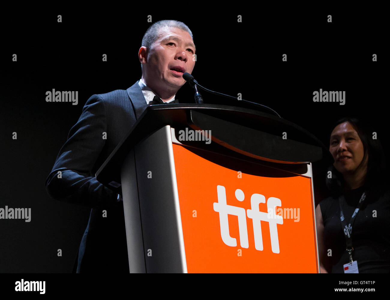 (160909) -- TORONTO, July 9, 2016 (Xinhua) -- Directeur général Feng Xiaogang assiste à la première mondiale du film "Je ne suis pas Madame Bovary" au Festival International du Film de Toronto (TIFF) au Princess of Wales Theatre à Toronto, Canada, le 8 septembre 2016. Le film "Je ne suis pas Madame Bovary' est un caustically contemporain bande dessinée fable sur un café d'une décennie les dépenses individuelles pétitions au système juridique après avoir été escroqué par son ex-mari. (Xinhua/Zou Zheng) (djj) Banque D'Images