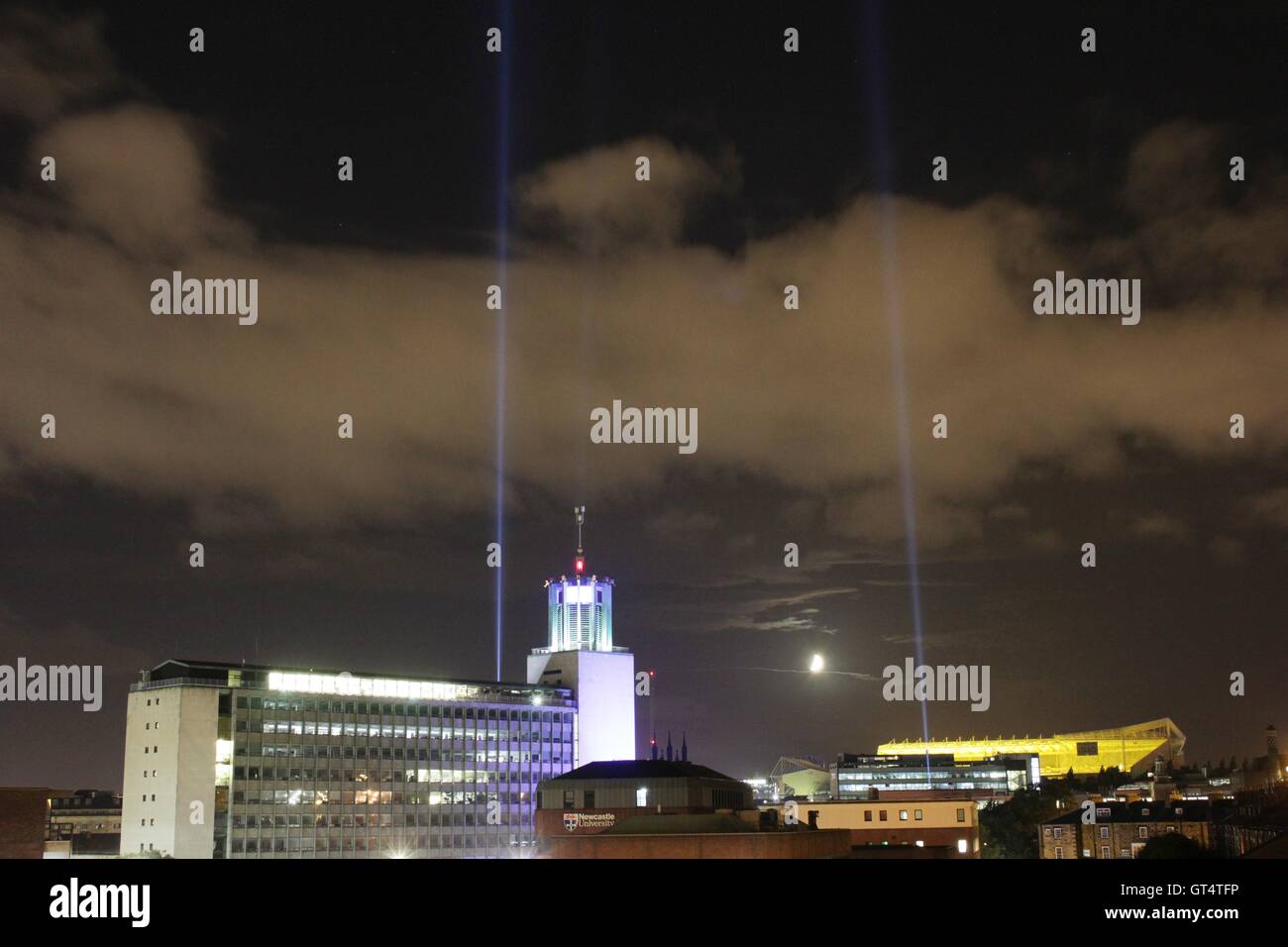 Newcastle sur Tyne, Royaume-Uni 9 septembre 2016. La ville de Newcastle a accueilli des étudiants de 152 nations à travers le monde. Newcastle transformé pour accueillir l'afflux de 80 000 étudiants provenant de 152 pays différents à travers le monde. Jamais auparavant, un ensemble de la ville a accueilli des étudiants de toutes les institutions en tant qu'un, célébration en collaboration avec l'Université de Newcastle, Newcastle et Northumbria University College. D'artifice à Leazes Park près de St James' Park home de Newcastle Utd Football Club et les projecteurs sur la vu sur les toits de la ville de Newcastle. David Whinham/Alamy Live News Banque D'Images