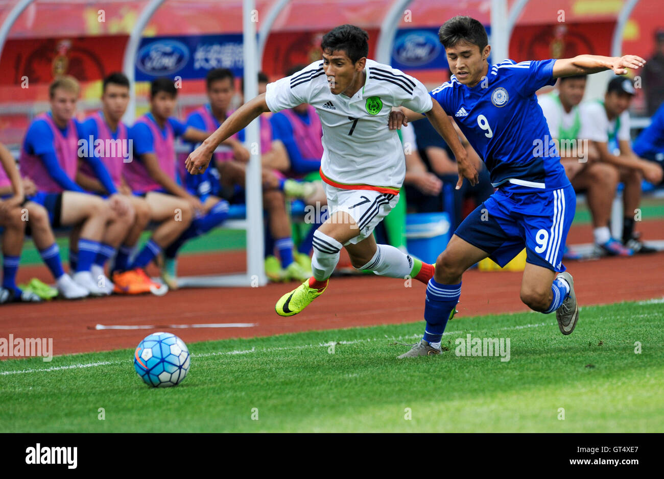 Qujing, de la province chinoise du Yunnan. Sep 9, 2016. Uriel Antuna (L) du Mexique équipe U20 brise lors du match contre le Kazakhstan dans l'équipe U19 'Chang'an Ford Cup" Tournoi de Football International des Jeunes CFA Qujing 2016 à Qujing, sud-ouest de la province chinoise du Yunnan, 9 septembre 2016. Le Mexique a gagné 6-0. © Zhou Lei/Xinhua/Alamy Live News Banque D'Images