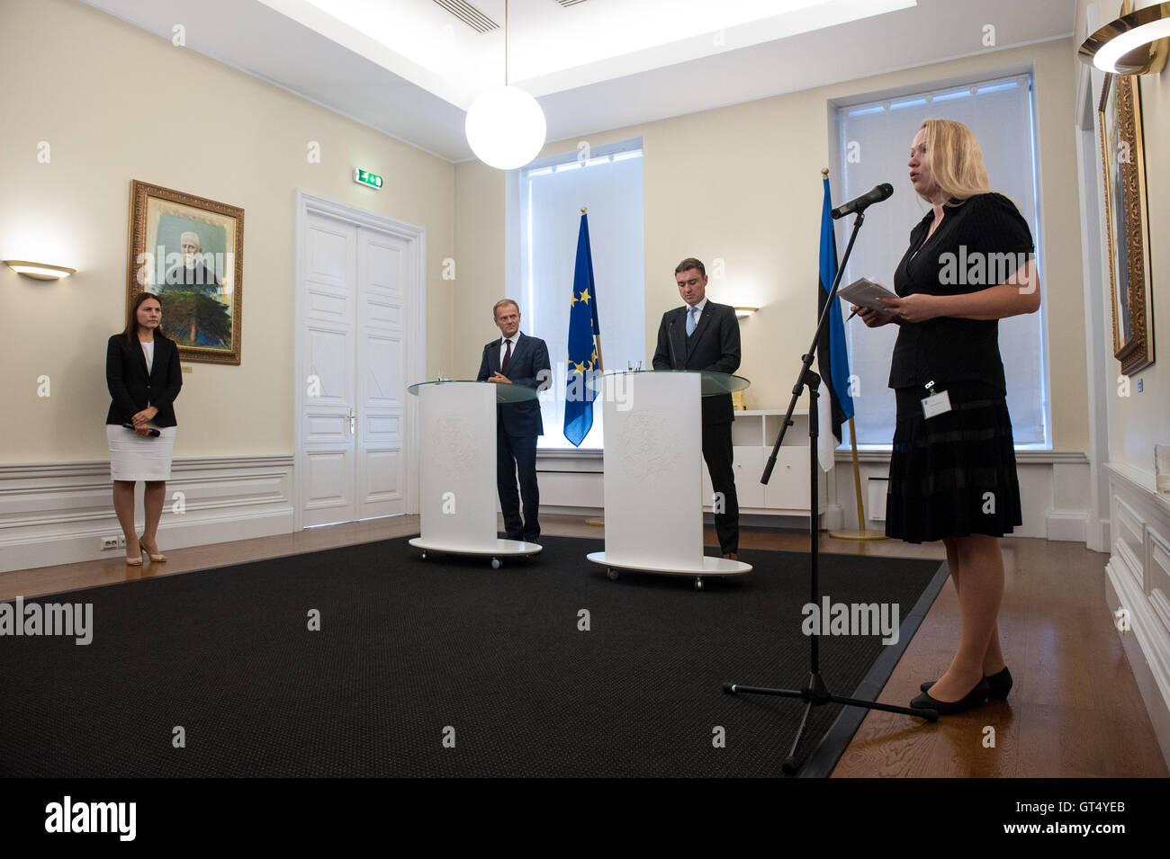 Tallinn, Estonie, le 9 septembre 2016. Premier ministre estonien Taavi Roivas (R) et président du Conseil européen, Donald Tusk (L) s'adresse aux médias après leur réunion à Steenbok Chambre. Les principaux thèmes de la réunion sera l'avenir de l'Union européenne après l'Brexit ainsi que la situation politique de l'Estonie au sujet de l'élection présidentielle. L'Estonie sera l'hôte de la présidence du Conseil de l'Union européenne au deuxième semestre de 2017, ce pour la première fois. Crédit : Nicolas Bouvy/Alamy Live News Banque D'Images