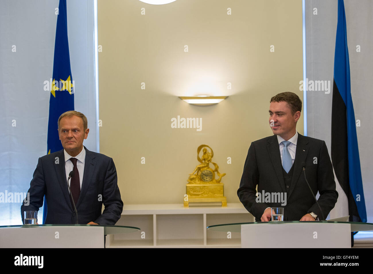 Tallinn, Estonie, le 9 septembre 2016. Premier ministre estonien Taavi Roivas (R) et président du Conseil européen, Donald Tusk (L) s'adresse aux médias après leur réunion à Steenbok Chambre. Les principaux thèmes de la réunion sera l'avenir de l'Union européenne après l'Brexit ainsi que la situation politique de l'Estonie au sujet de l'élection présidentielle. L'Estonie sera l'hôte de la présidence du Conseil de l'Union européenne au deuxième semestre de 2017, ce pour la première fois. Crédit : Nicolas Bouvy/Alamy Live News Banque D'Images