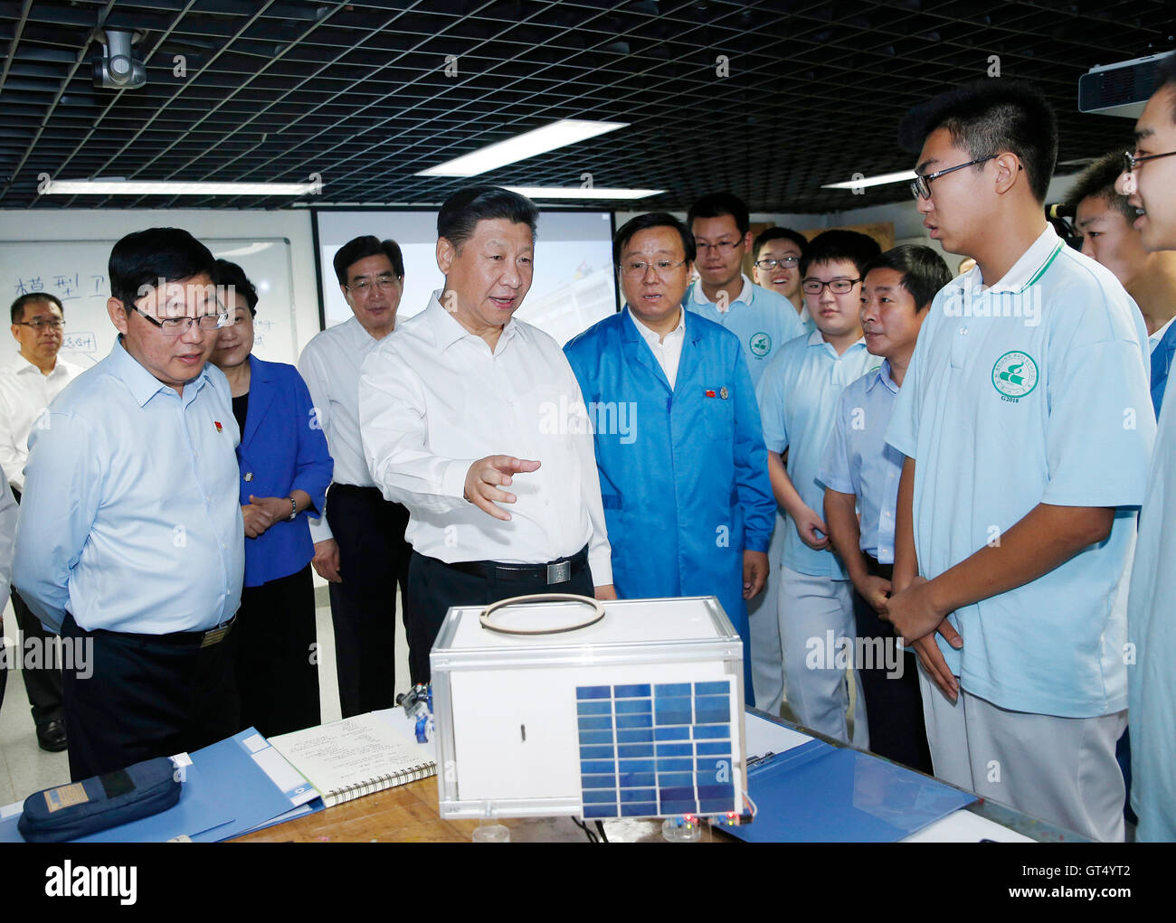 Beijing, Beijing Bayi école avant la prochaine Journée de l'enseignant national à Beijing. Sep 9, 2016. Le président chinois Xi Jinping (2L, à l'avant) parle à un étudiant inventeurs de mini chaînes lors d'une visite d'inspection à l'école avant la Bayi de Beijing national prochaine journée de l'enseignant à Beijing, 9 septembre 2016. © Ju Peng/Xinhua/Alamy Live News Banque D'Images