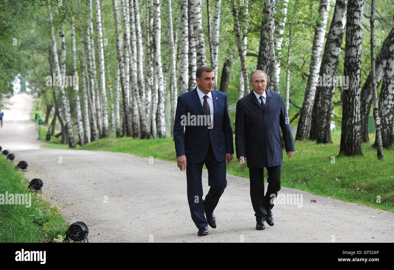 Le président russe Vladimir Poutine fait une promenade dans les bois avec Gouverneur par intérim de la région de Toula, Alexei Dyumin au musée Léon Tolstoï à Iasnaïa Poliana, le 8 septembre 2016 à Toula, en Russie. Banque D'Images