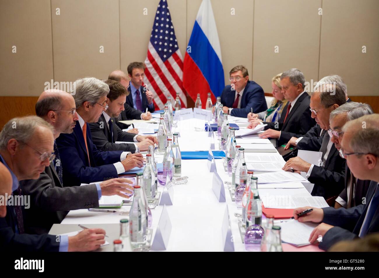 La secrétaire d'État américain John Kerry et le Ministre russe des Affaires étrangères Sergueï Lavrov lors d'une réunion bilatérale axée sur la guerre civile en Syrie à l'hôtel Président Wilson, 9 septembre 2016 à Genève, Suisse. Banque D'Images