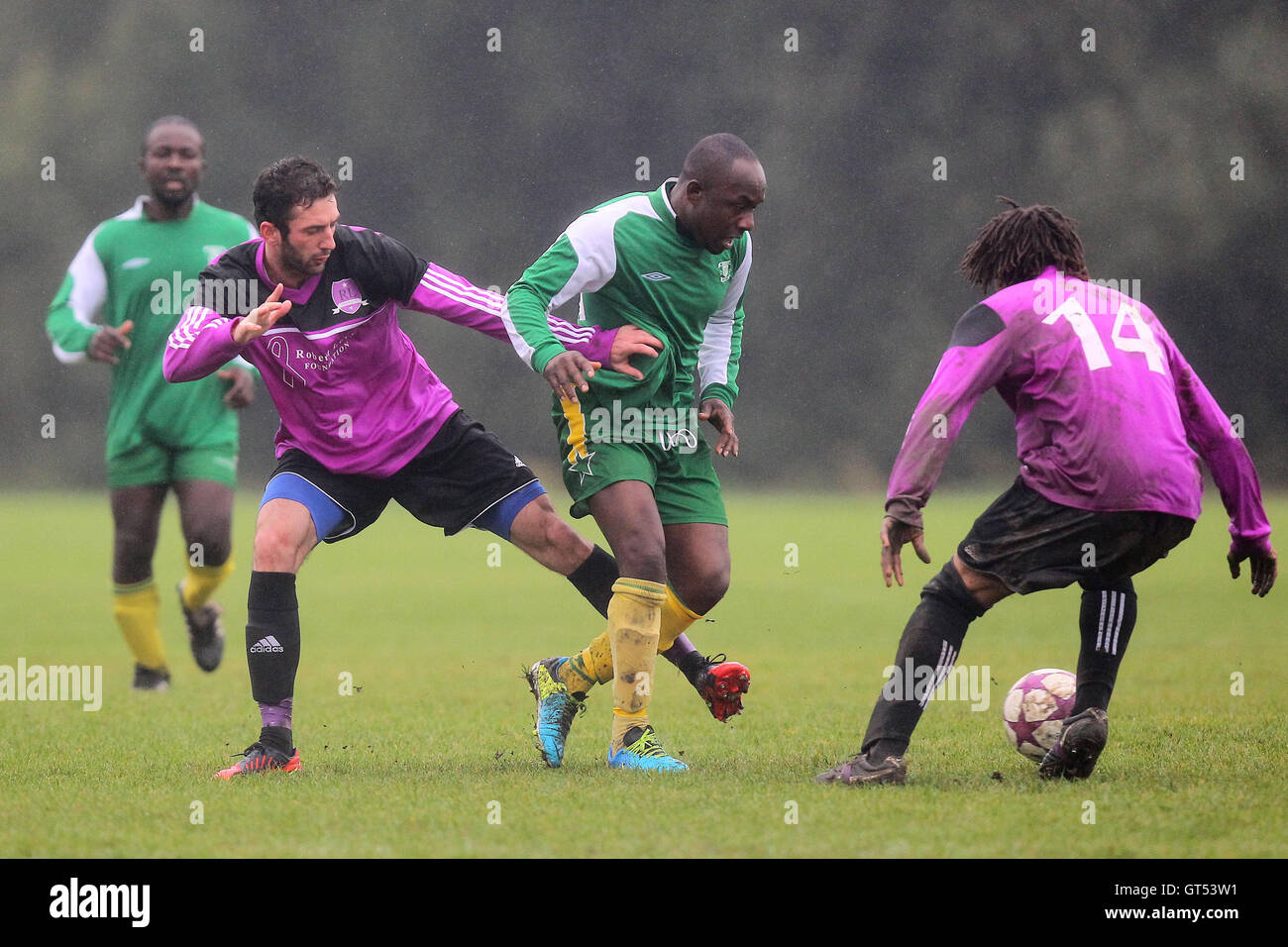 Des Météores (vert) vs RL United - Hackney & Leyton dimanche Football ligue du Sud au marais, marais de Hackney, Londres - 13/10/13 Banque D'Images