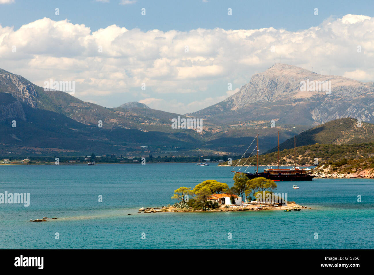 L'îlot de Daskalio, à Poros island, Golfe de Saros, la Grèce. Vous voyez la mer détroit entre l'île de Poros et le Péloponnèse. Banque D'Images